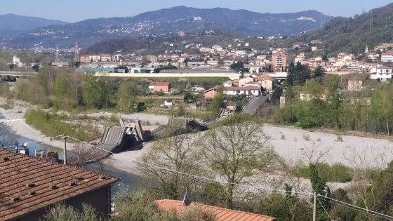 Crolla il ponte di Albiano Magra, tra le province di La Spezia e Massa Carrara