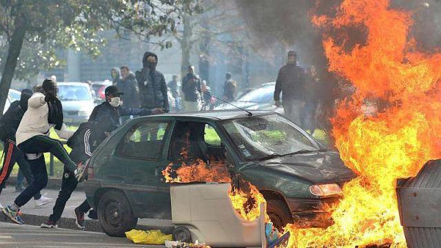 manif-sa-saxo-brulee-le-futur-medecin-re