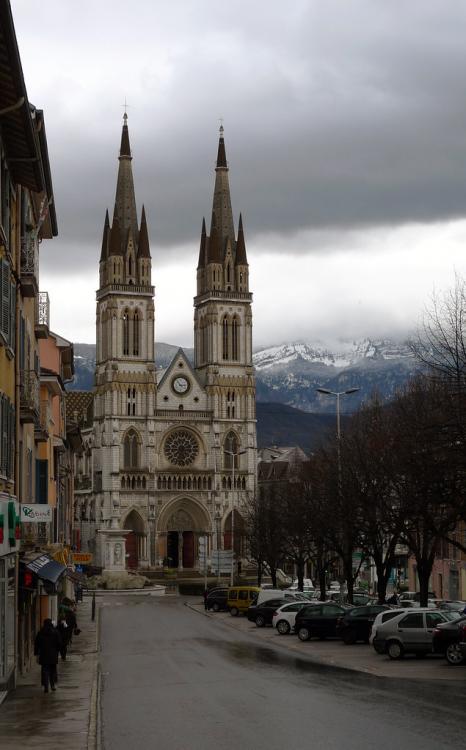 "Cathédrale", église (1864-1872) néo-gothique St-Bruno (archit. Alfred Berruyer  (1819-1901)) à Voiron (Isère, France)