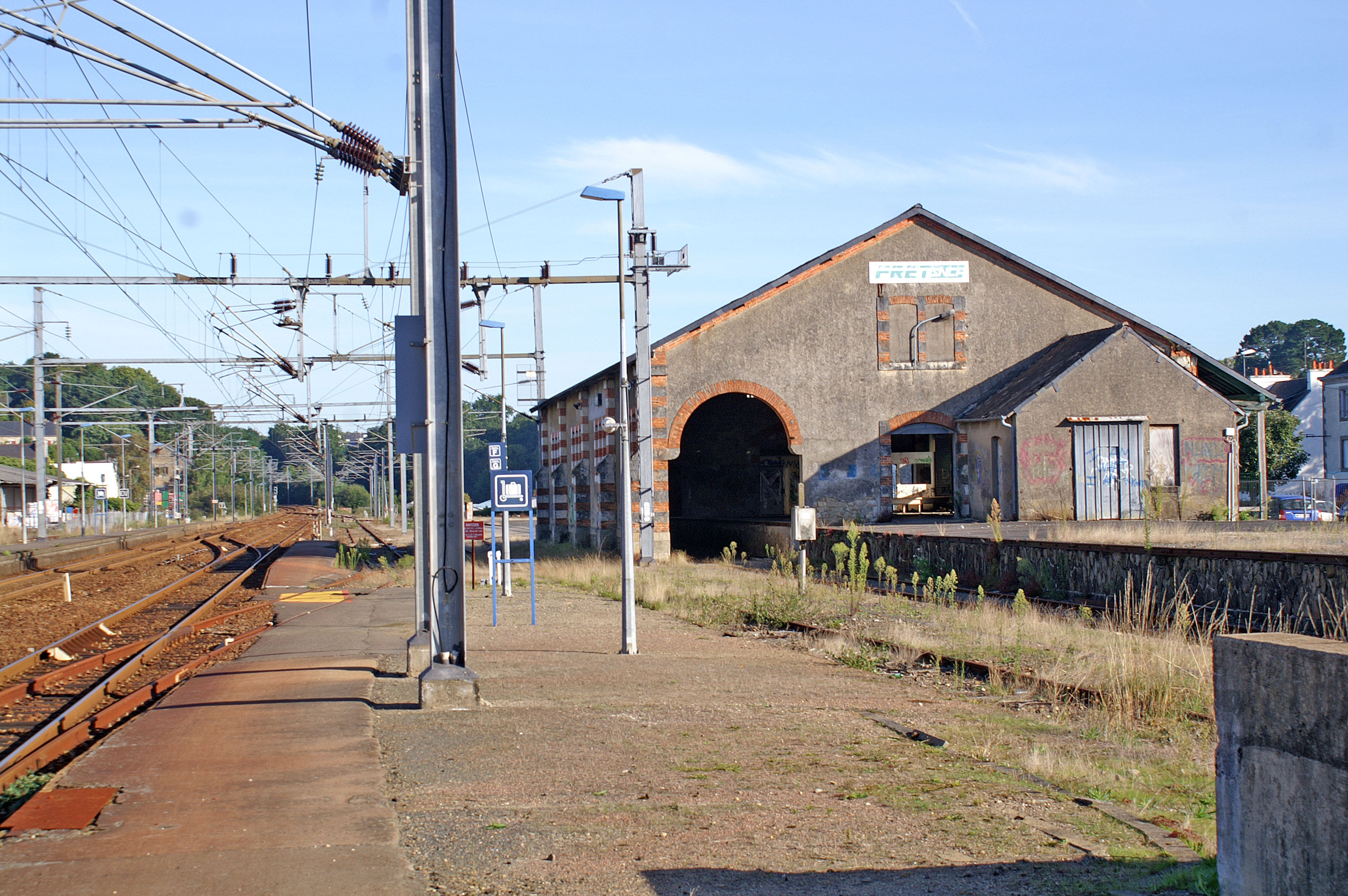 Gare-Quimperl%C3%A9-Halle-Marchandise.jp