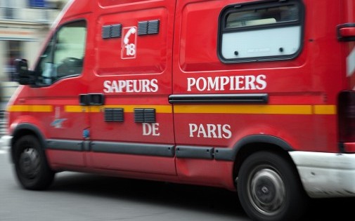 7767432640_une-voiture-de-pompiers-dans-