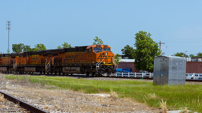 800px-BNSF_Passing_Through_Claremore_-_P