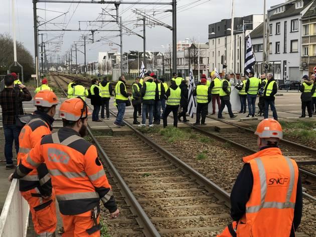 16be2ce6a1c66a3714c214cd44584305-les-gilets-jaunes-bloquent-et-liberent-les-voies-de-la-gare-de-lorient_7.jpg?width=630&height=0&fill=0&focuspoint=50%2C25&cropresize=1