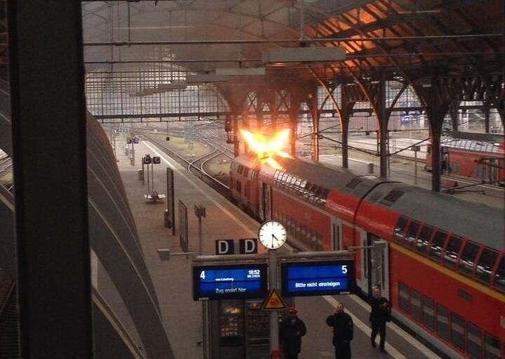 Flammen-auf-Gleis-5-Zug-faengt-Feuer_Art