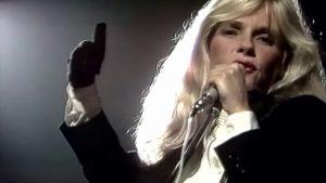 Résultat de recherche d'images pour "kim carnes - bette davis eyes"