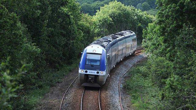 photo sur certains tronçons de la ligne, la vitesse est réduite à 60 km/h. © archives béatrice le grand