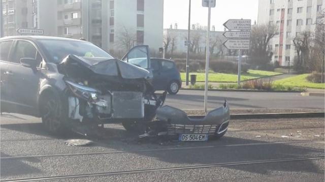 photo une collision s'est produite, ce mardi, entre un tramway et une voiture, au niveau de la station du valy-hir, à brest. © crédit photo : ouest-france