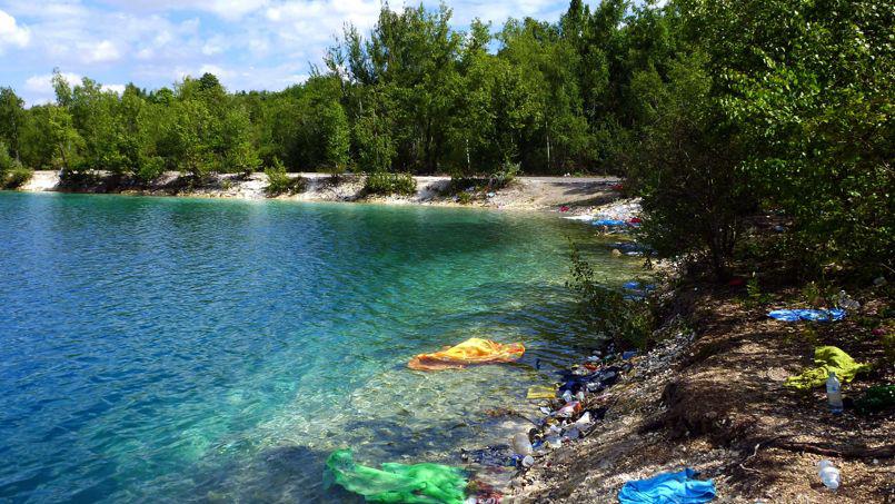 Des détritus en tout genre s'amoncellent autour du lac des ciments.