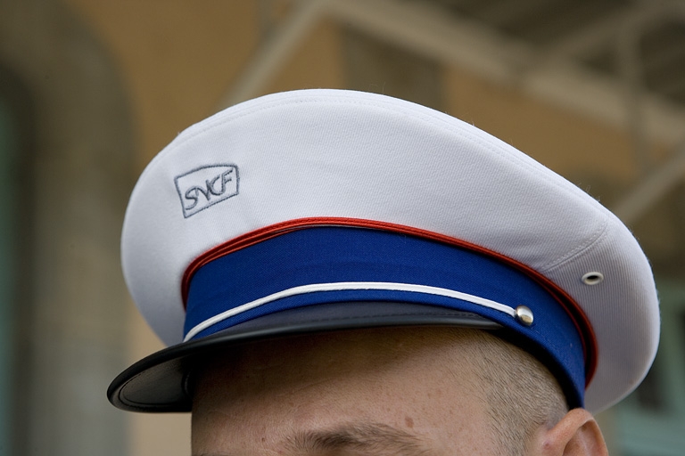 Résultat de recherche d'images pour "casquette blanche sncf"