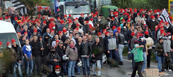 des-manifestants-bloquent-une-route-le-2