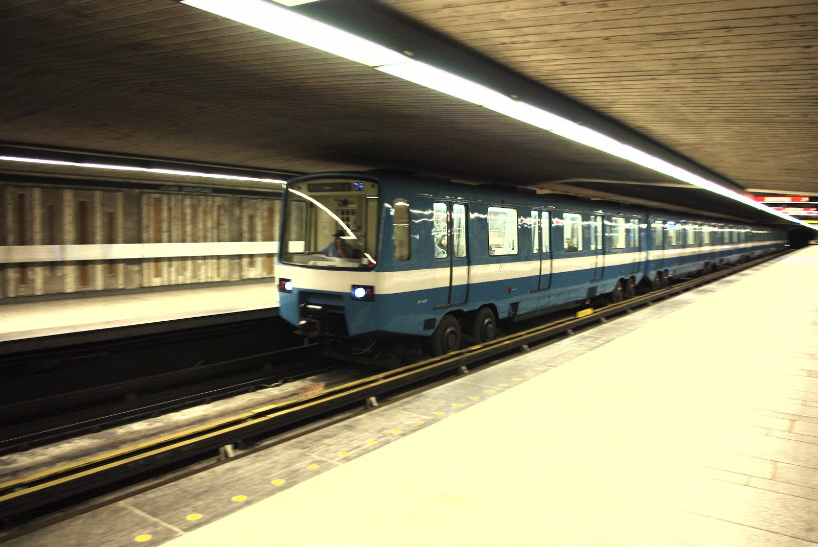 Résultat de recherche d'images pour "métro pneumatique"