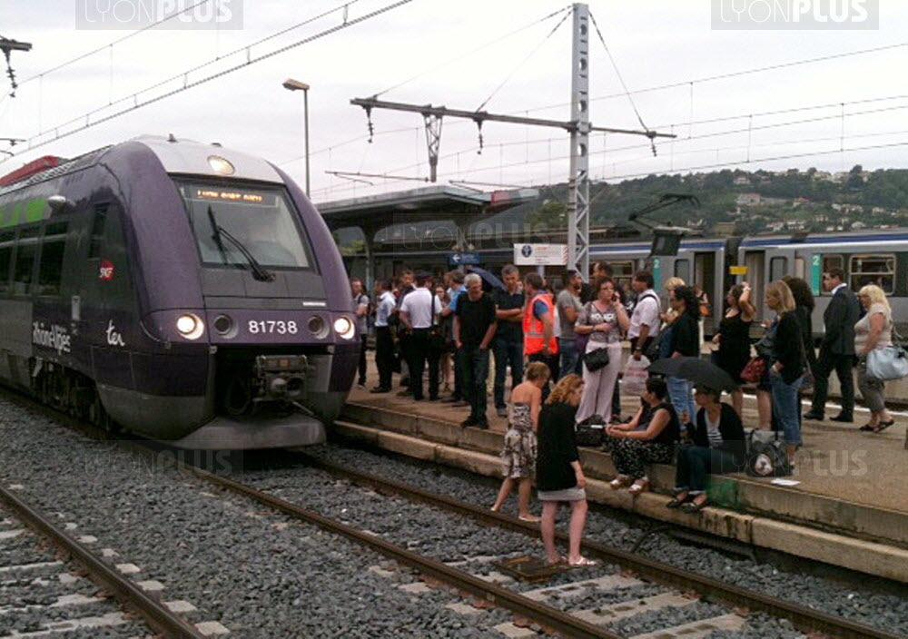 Manifestation spontanée en gare de Givors : les usagers qui n'ont pas pu monter dans la rame ont décidé de bloquer la circualtion des trains, vers 7h30 ce mardi matin / Photo DR
