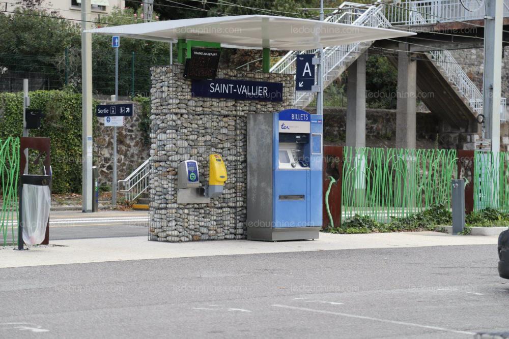 Résultat de recherche d'images pour "guichet sncf st vallier"