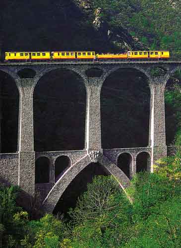 train-jaune-pont-sejourne-p.jpg
