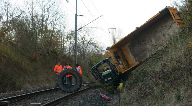 un-tracteur-chute-sur-la-voie-ferree-a-r