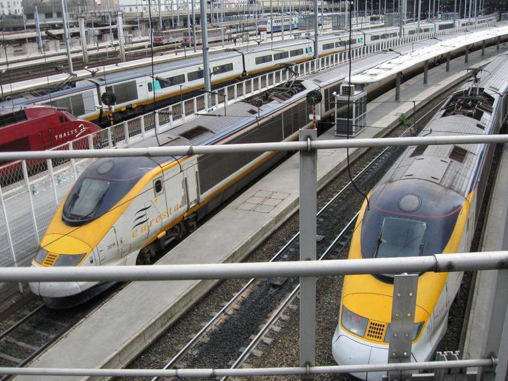 1280px-Eurostar_trainsets_at_Paris_Nord.