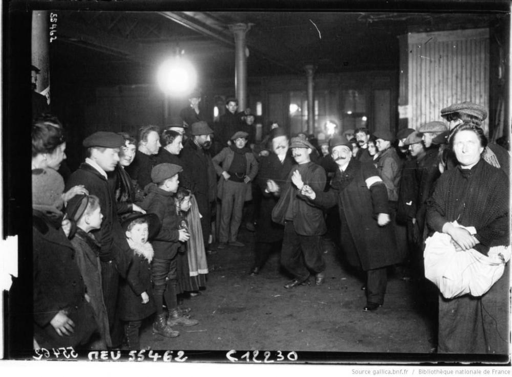 5611683f0ce1b_1914_A_la_gare_du_Nord__ar