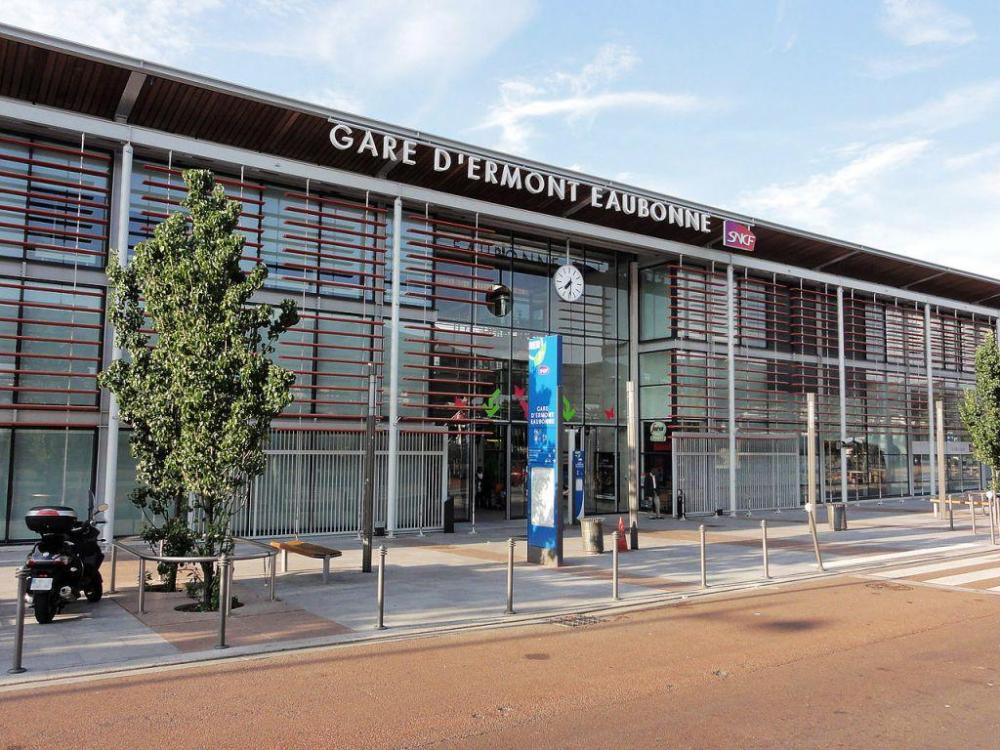1280px-Gare_d_Ermont_-_Eaubonne_-_Facade