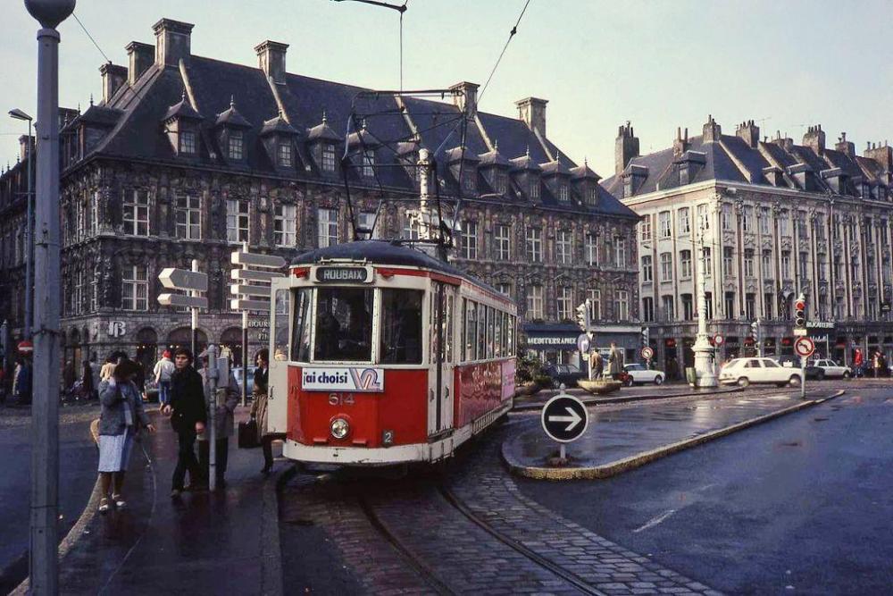 569f920ebf002_1280px-Tram_Lille_place_du