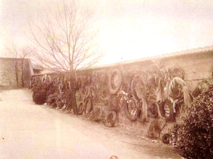 56a261e3a450f_Eugne_Atget_-_Mur_des_Fdrs