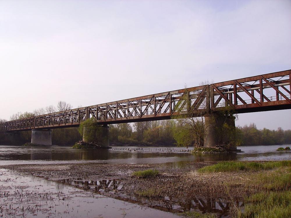 -Viaduc_ferroviaire_de_Cosne-sur-Loire.jpg