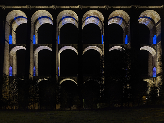 Arches-de-face-la-nuit-Viaduc-de-Chaumont-Haute-Marne-France---Conception-lumière-Jean-François-Touchard---Photo-Didier-Boy-de-La-Tour.png