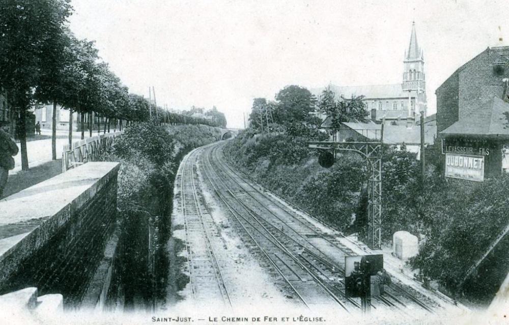 _SAINT-JUST_-_Le_Chemin_de_fer_et_l'église.JPG