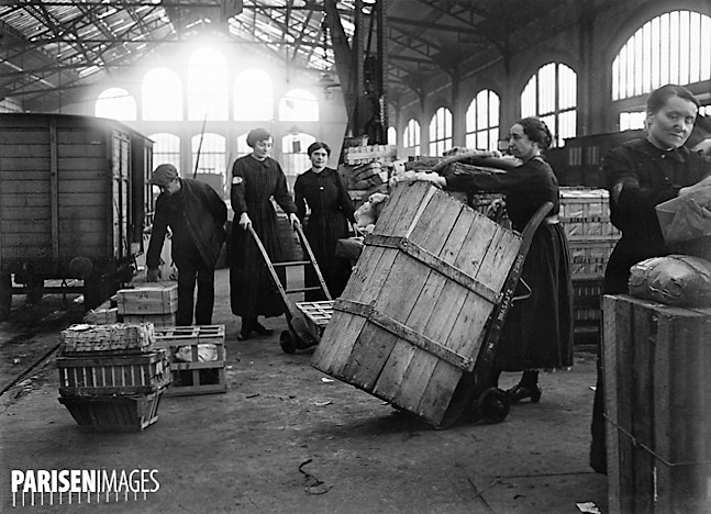 Guerre 1914-1918. Femmes employées aux chemins de fer.jpg