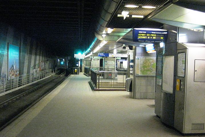 800px-Station_Tramway_La_Défense_T2.JPG