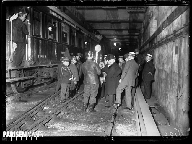 Grave accident à la gare du Quai d'Orsay un train de banlieue est téléscopé par une rame de l'express de Toulouse. On compte trois morts et onze blessés. Monsieur Poincaré, accompagné du général Dubail,.jpg