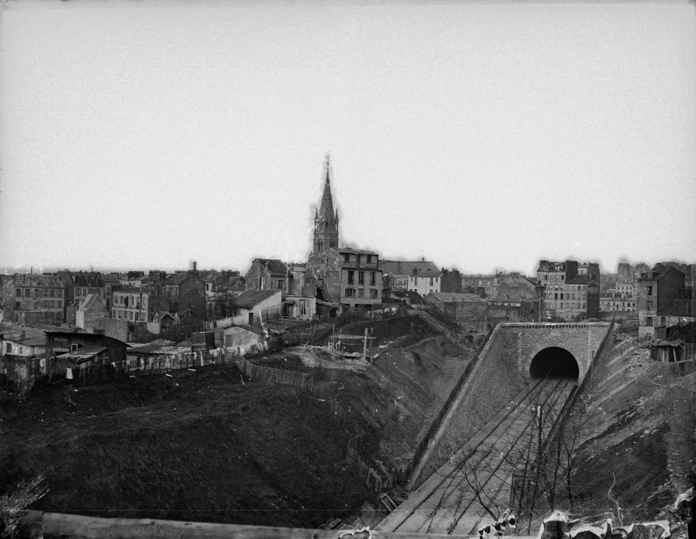 Eglise Notre-Dame de la CroixVue prise au delà de la tranchée du chemin de fer de ceinture et au nord du tunnel de Ménilmontant (côté ouest).jpg