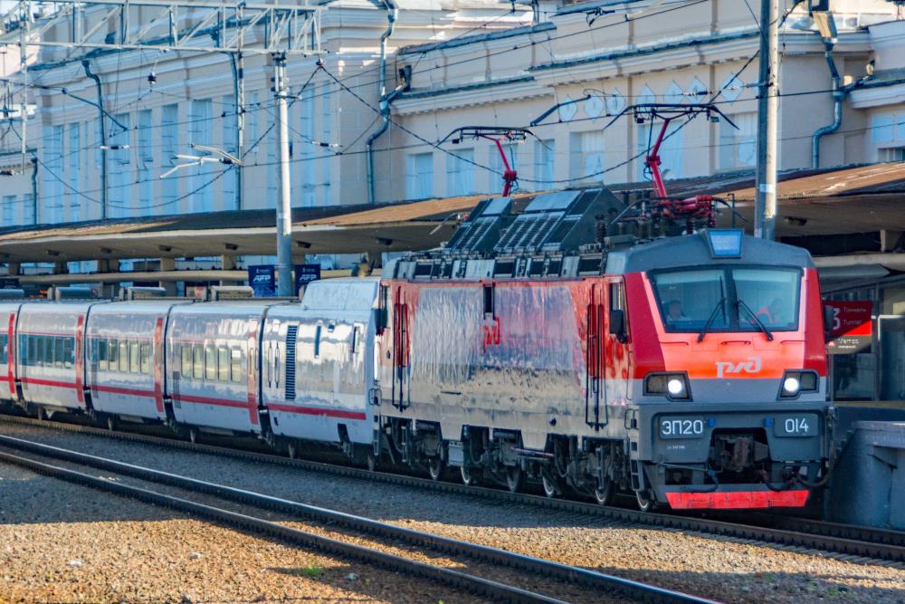 EP20-014+TALGO Moscou-Kurskaya 31-05-2016.jpg