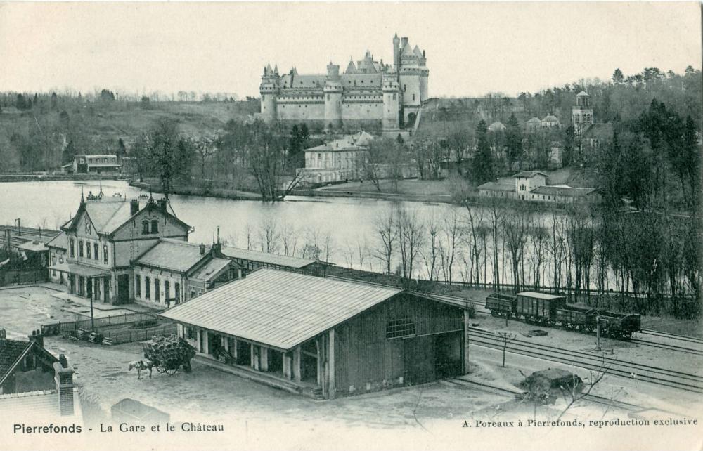 PIERREFONDS_-_La_Gare_et_le_Chateau.JPG