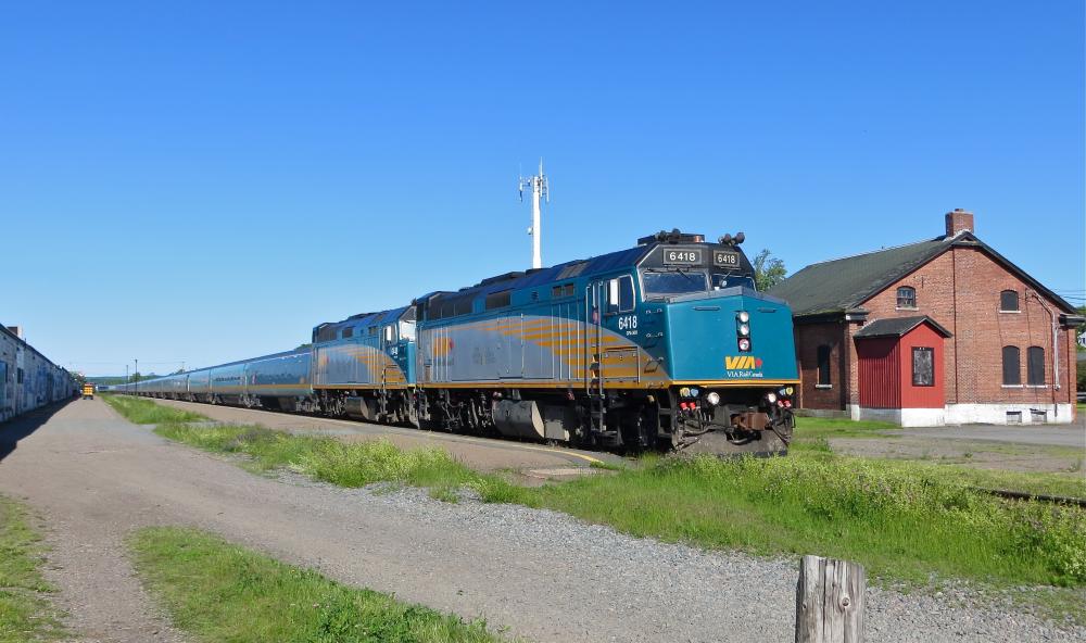 6418+6440+Renaissance Truro (NB) train Ocean Montreal-Hallifax 27-05-2015.jpg