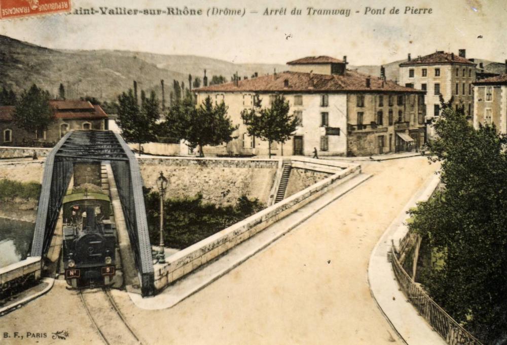 Arret_du_tramway_au_Pont_de_Pierre,_Saint-Vallier-sur-Rhône,_Drôme,_France_(carte_postale_-_1890).jpg