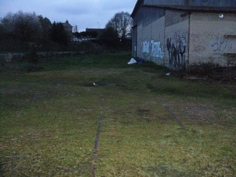 vestiges des rails de la gare de Mayenne + un batiment de la station.JPG