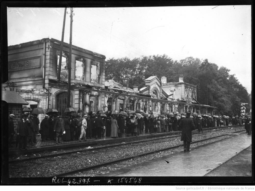 Senlis_la_gare_incendiée_par_[...]Agence_Rol_btv1JPEG.JPEG