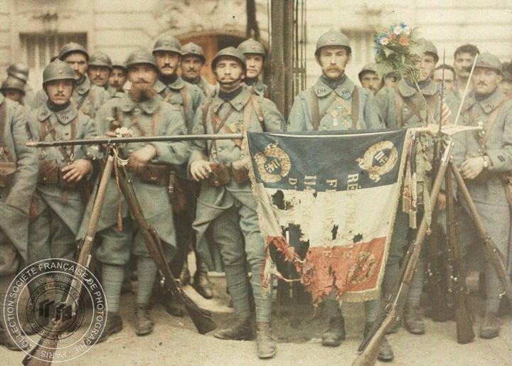 Paris, la fête des drapeaux, celui du 114e d’infanterie,Léon GIMPEL,14 juillet 1917.jpg