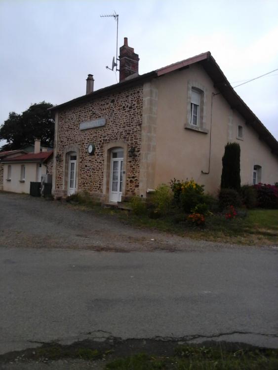 La halte du village Loupfougeres, ligne Mayenne - Javron-les-Chapelles.jpg