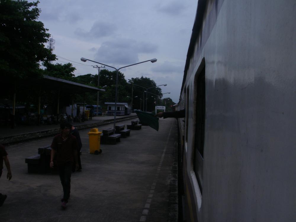 Le signal de depart donne par le chef de train en gare de Bang Sue Junction (a 8km de Bangkok Hualamphong).JPG