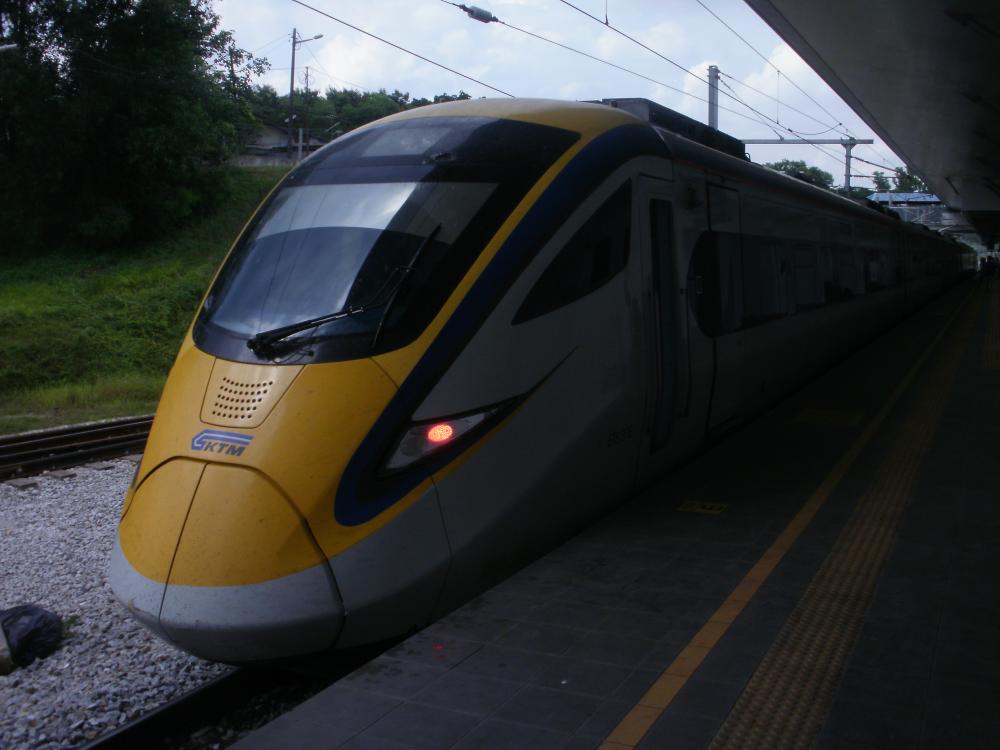 Rame electrique 25kV 50Hz de production chinoise (Zhouzhou) en gare de padang Besar, Malaysie, prete pour le depart vers Kuala Lumpur.JPG