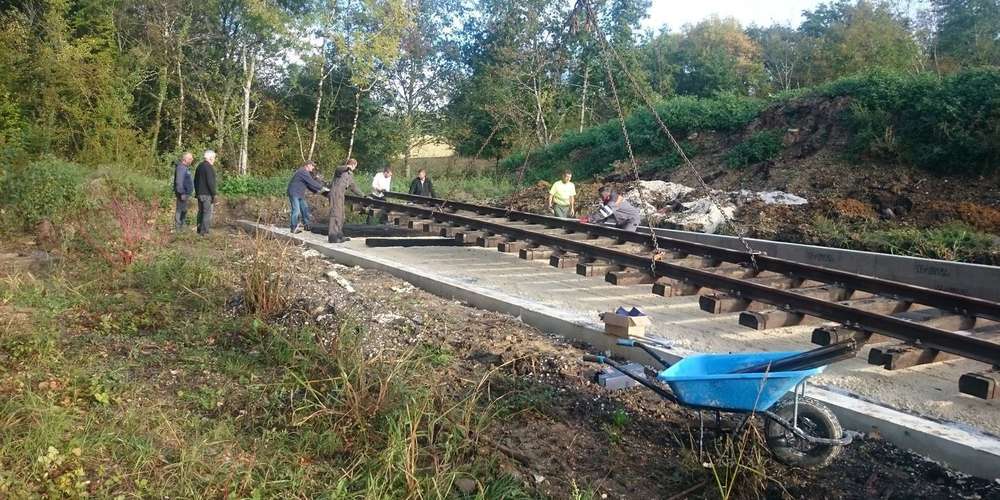 200-metres-de-terrassement-ont-ete-realise-par-les-employes-municipaux-avant-de-deposer-les-rails.jpg.e0702b4c50c902ed0893ee1f5e5ec472.jpg