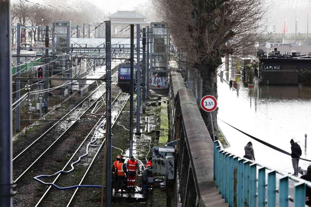 5a6c886c014ff_des-travailleurs-pompent-l-eau-a-la-station-javel-sur-la-ligne-du-rer-c-Copie.jpg.c1aebece433e1b15d56da0c4a1382485.jpg