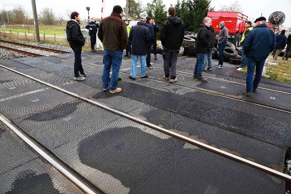 ils-se-sont-egalement-positionnes-un-temps-sur-les-rails-ce-qui-a-eu-pour-consequence-immediate-de-couper-la-circulation-des-trains.jpg.4d62618b9c76d6f79a9de9599fcb9d8b.jpg