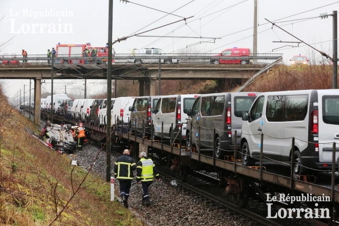 le-train-a-litteralement-pulverise-la-voiture-qui-a-devale-la-pente-vers-les-voies-photo-laurent-mami-1518875125.jpg.1996dd3bc1e637e628ec455818ed32a8.jpg