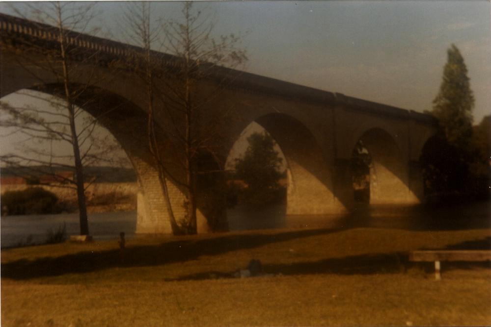 La roche posay 09-1990 le viaduc sur la creuse vue vers yzeures.jpg