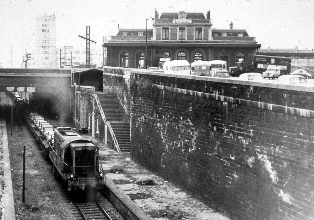 années 1960, un train de 2CV passe sous les voies de Montparnasse et longe les quais de la gare d'Ouest-Ceinture....jpg