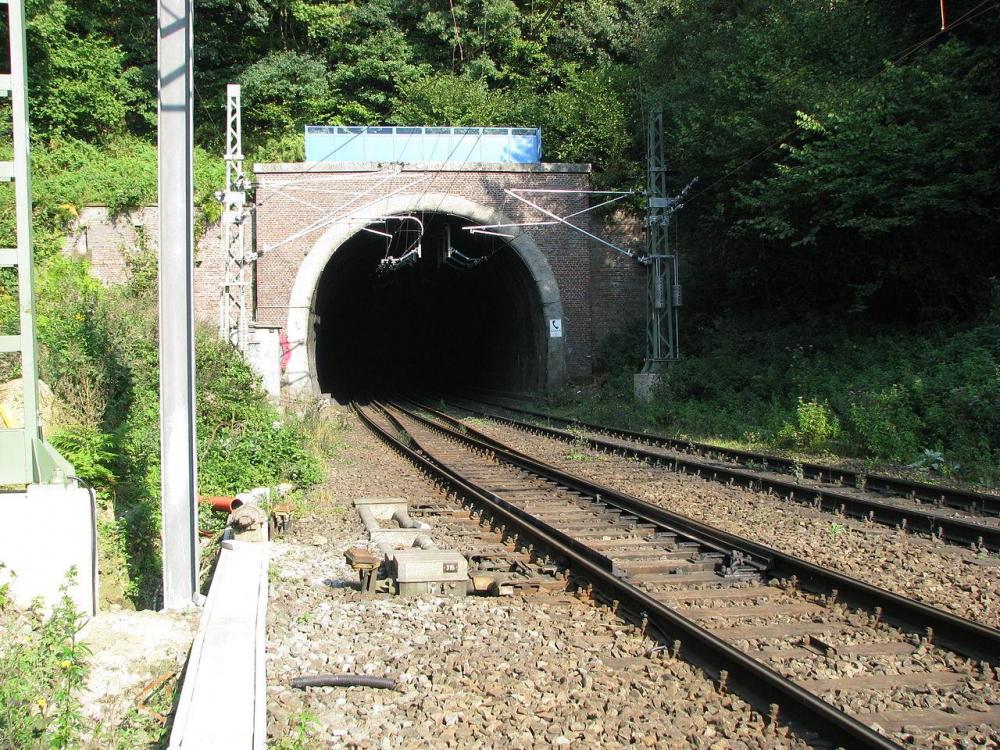 1280px-GemmenicherTunnel01.JPG