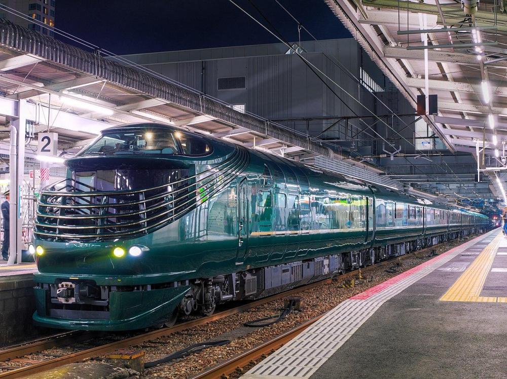 1280px-Twilight_Express_Mizukaze_Hiroshima_Station_201707012.jpg