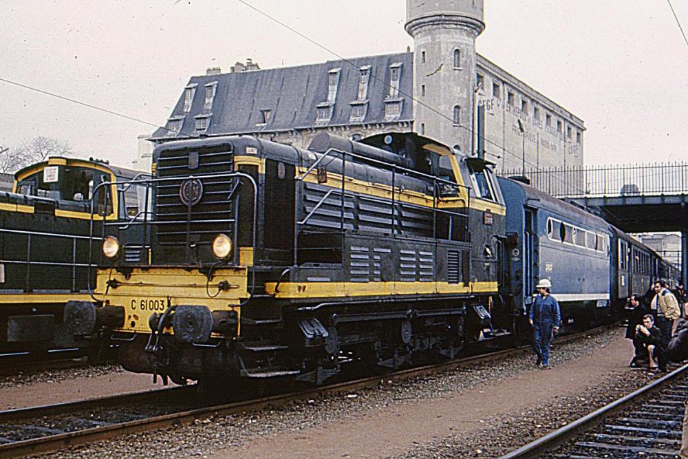 1200px-C_61000_tractant_un_train_COPEF_sur_la_petite_ceinture_à_Ivry_-_Mars_1983.jpg